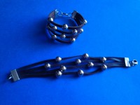 Pulsera con tira de cuero y bolas de metal